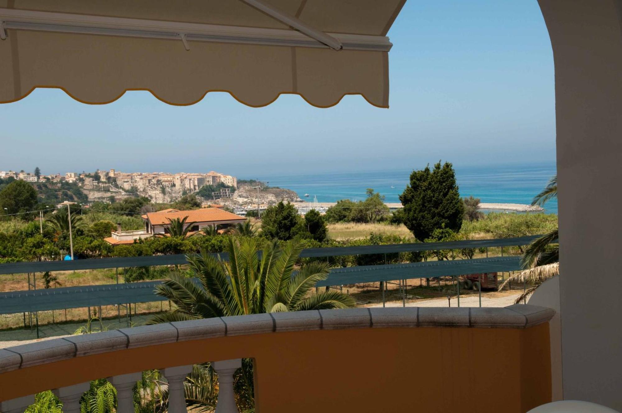 Residence Porto Ulisse Parghelia Bagian luar foto