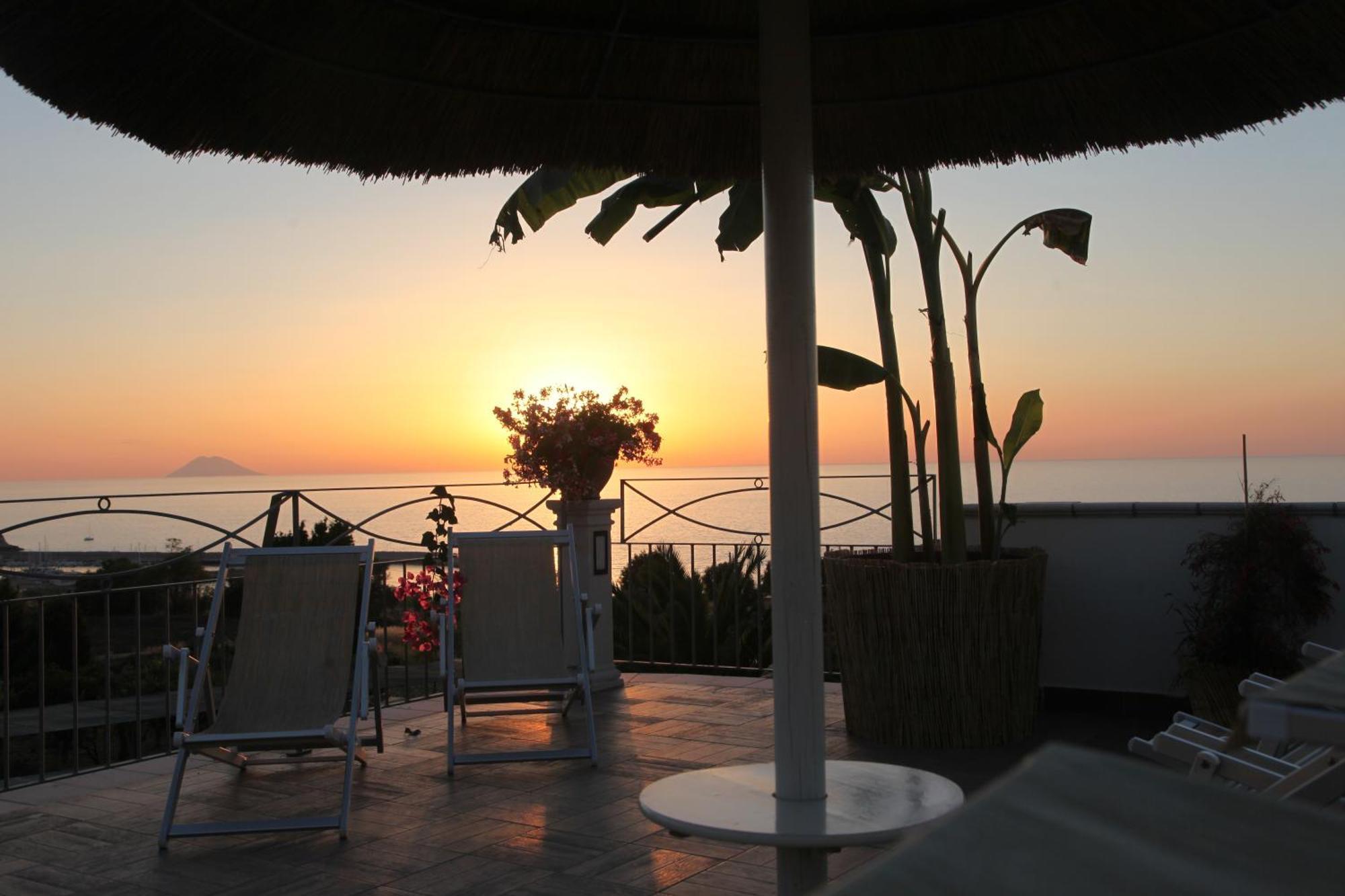 Residence Porto Ulisse Parghelia Bagian luar foto