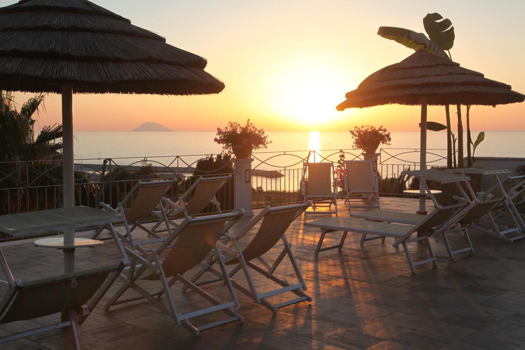 Residence Porto Ulisse Parghelia Bagian luar foto